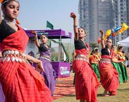 Delhi, Indië - maart 11 2023 - bharathanatyam Indisch klassiek odissi dansers het uitvoeren van Bij fase. mooi Indisch meisje dansers in de houding van Indisch dans. Indisch klassiek dans bharatanatyam foto