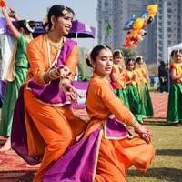 Delhi, Indië - maart 11 2023 - bharathanatyam Indisch klassiek odissi dansers het uitvoeren van Bij fase. mooi Indisch meisje dansers in de houding van Indisch dans. Indisch klassiek dans bharatanatyam foto