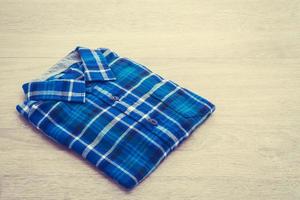 shirt op houten achtergrond foto