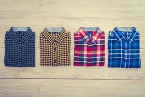 shirts op houten achtergrond foto