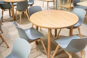 een ronde dining tafel met stoelen foto