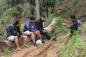 gorontalo, 5 feb 2023 - een groep van mensen camping samen in natuur foto