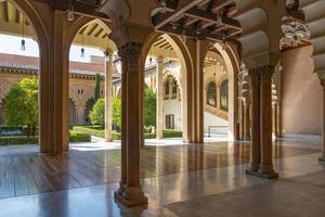 groot historisch paleis in saragossa Spanje Aan een warm zonnig dag binnen foto