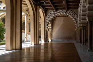 groot historisch paleis in saragossa Spanje Aan een warm zonnig dag binnen foto