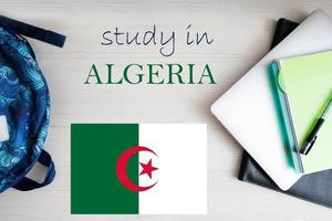 studie in Algerije. achtergrond met kladblok, laptop en rugzak. onderwijs concept. foto