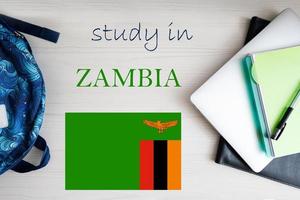 studie in Zambia. achtergrond met kladblok, laptop en rugzak. onderwijs concept. foto