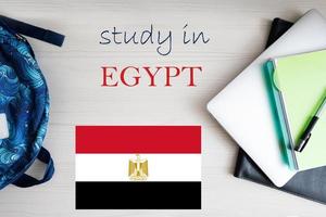 studie in Egypte. achtergrond met kladblok, laptop en rugzak. onderwijs concept. foto