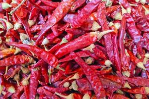 stack van Marokkaans droog rood Chili peper Aan een markt kraam foto