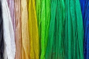rij van kleurrijk zijde sjaals voor uitverkoop foto