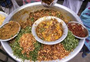 straat voedsel heerlijk masala chana bot, chola bot speciaal iftar item in de chawkbazar, Dhaka, Bangladesh foto