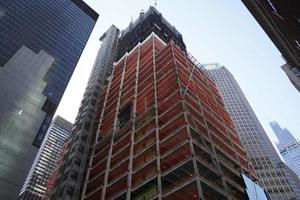 vernieuwing van nieuw york Manhattan wolkenkrabbers visie van de straat naar de top van de gebouw Aan zonnig Doorzichtig dag foto