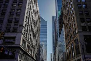 nieuw york Manhattan wolkenkrabbers visie van de straat naar de top van de gebouw Aan zonnig Doorzichtig dag foto