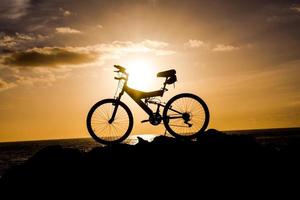 een mooi zonsondergang visie met een fiets foto