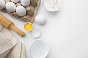 bakken Koken ingrediënten meel eieren rollend pin en keuken textiel Aan een wit achtergrond. koekje taart of taart recept mockup foto