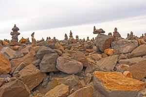 rots kunst Aan een rotsachtig kust foto