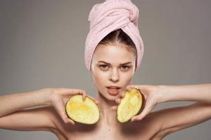 emotioneel vrouw met kaal schouders spa behandelingen schoon huid en Gezondheid mango in handen foto