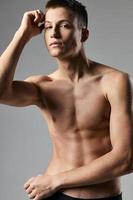 jong atleet met gemotiveerd omhoog kubussen Aan zijn maag bodybuilder geschiktheid torso model- foto