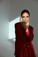 vrouw in rood jasje helder schoonheidsmiddelen model- decoratie foto