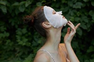 mooi hoor meisje kunstmatig masker aanraken gezicht met hand- kant visie Doorzichtig huid foto