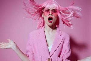 schoonheid mode vrouw gebaren met handen roze jasje levensstijl aantrekkingskracht monochroom schot ongewijzigd foto