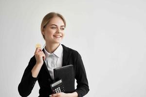 zakenvrouw met documenten in de handen van financiën licht achtergrond foto