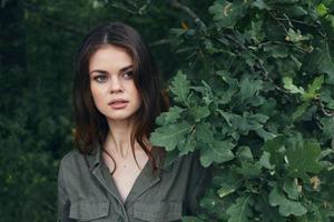 vrouw in de Woud staand in de buurt de groen struik detailopname levensstijl vers lucht foto