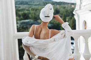 portret van jong vrouw met handdoek Aan hoofd vervelend zonnebril perfect zonnig ochtend- foto