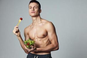 sport- vent aan het eten gezond voedsel groente salade geïsoleerd achtergrond foto