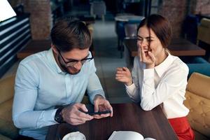 bedrijf Mens en vrouw in cafe ontbijt vrije tijd communicatie technologie foto