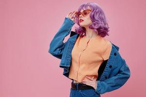 mooi vrouw denim kleding mode poseren pet roze bril roze achtergrond ongewijzigd foto