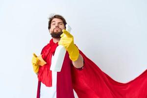 Mens met wasmiddel rood regenjas professioneel werk foto