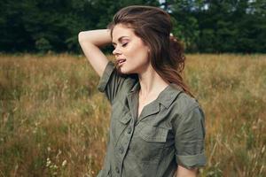 vrouw met Gesloten ogen Holding haar haar- genieten van natuur foto