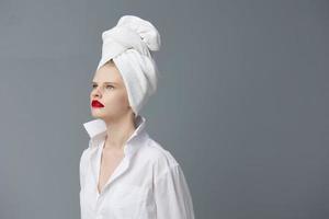 vrouw wit overhemd schoonheidsmiddelen met handdoek Aan hoofd levensstijl poseren foto