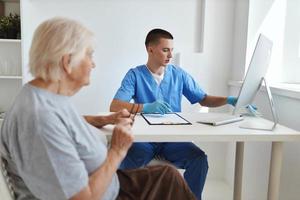 geduldig pratend naar dokter Gezondheid zorg foto