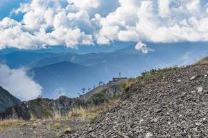 berglandschap met rotsachtige hellingen en bewolkte blauwe hemel in Sotsji, Rusland foto