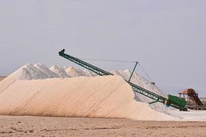 industrieel grind steengroeve en zand steen raffinaderij foto