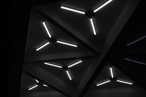 driehoekig fluorescerend lampen. plafond ontwerp. interieur details. futuristische licht. foto