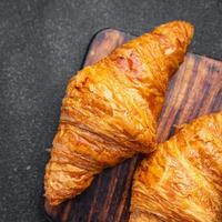 vers croissant gebakjes maaltijd voedsel tussendoortje Aan de tafel kopiëren ruimte voedsel achtergrond rustiek top visie foto