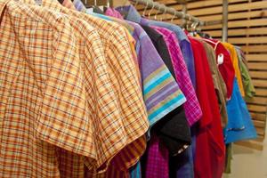 t overhemd en panjabis zijn hangende Aan kleren hangers in een Scherm winkel. foto