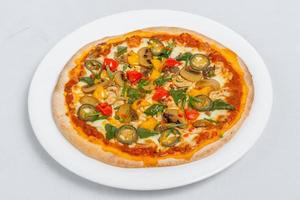 heet vers kip paddestoel jalapeno pizza Aan wit bord geïsoleerd wit achtergrond. eigengemaakt pizza. top keer bekeken. foto