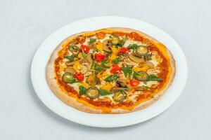heet vers kip paddestoel jalapeno pizza Aan wit bord geïsoleerd wit achtergrond. eigengemaakt pizza. top keer bekeken. foto