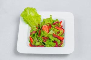 kleurrijk heerlijk aardbei sla salade met aardbei balsamico dressing. top visie en detailopname keer bekeken. foto