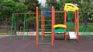 kleurrijke speeltoestellen in een openbaar park in sudak, de Krim foto