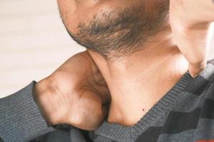 close-up van de nek van een man