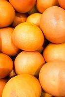 rijp geel mandarijnen Bij boeren markt. biologisch eco voedsel. verkoop fruit in supermarkt. foto