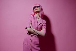 schoonheid mode vrouw helder bedenken roze haar- aantrekkingskracht elegant bril monochroom schot ongewijzigd foto