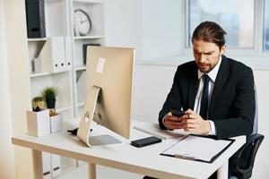 mannetje manager in een pak kantoor werk telefoon levensstijl foto