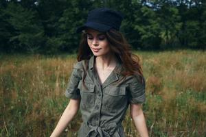 vrouw in de Woud op zoek naar beneden groen jumpsuit wandelen vrijheid achtergrond vers lucht foto