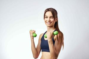 vrouw met groen halters werken uit in de Sportschool motivatie geschiktheid foto