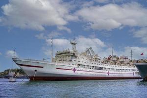 zeegezicht van een groot schip in de haven in sevastopol, de Krim foto